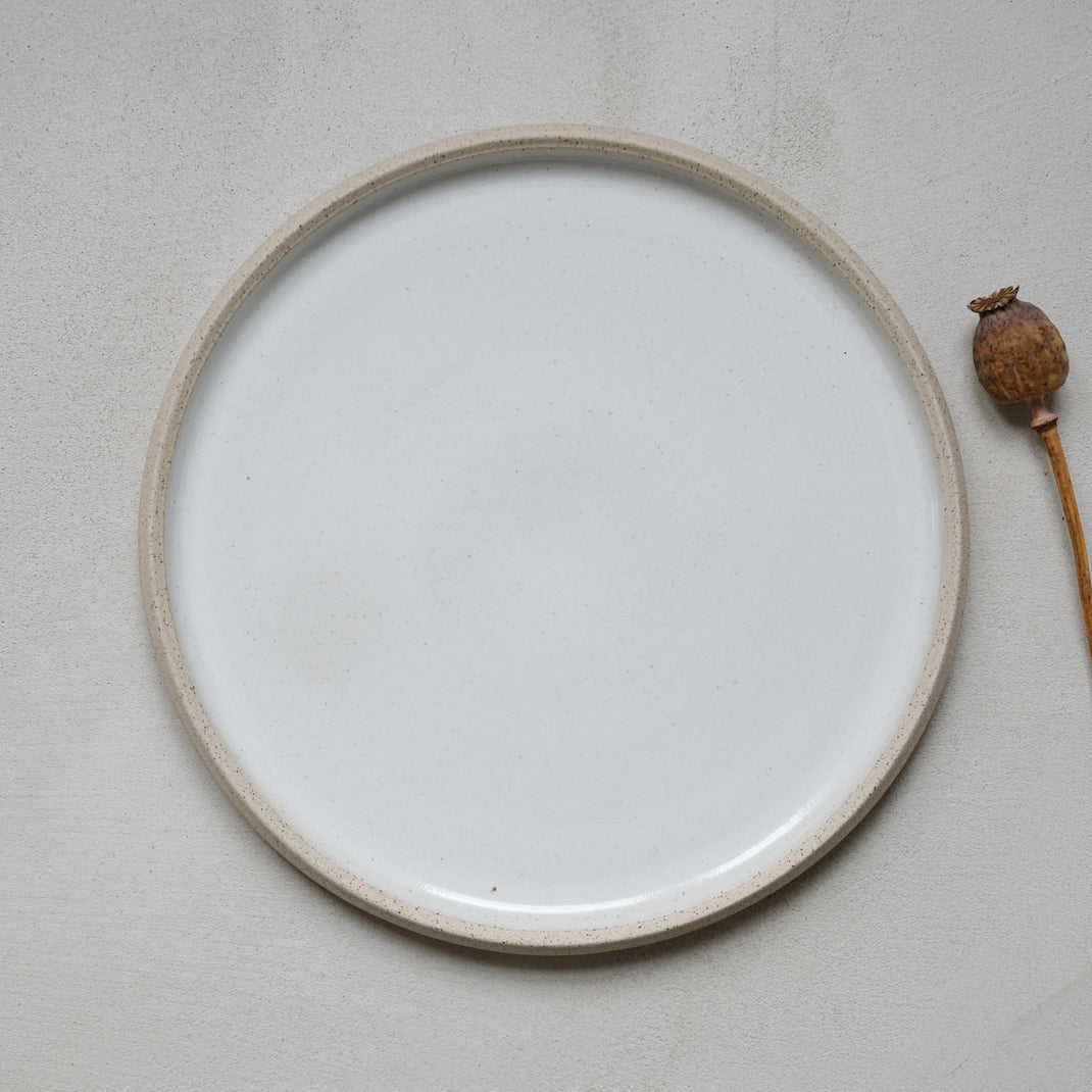 Assiette en grès beige par Kim Verbeke chez Brutal Ceramics