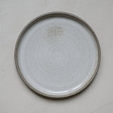 Assiette en grès gris de Kim Verbeke chez Brutal Ceramics