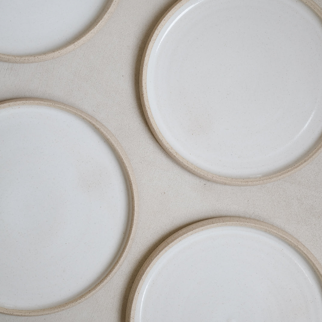 Assiette en grès beige par Kim Verbeke chez Brutal Ceramics