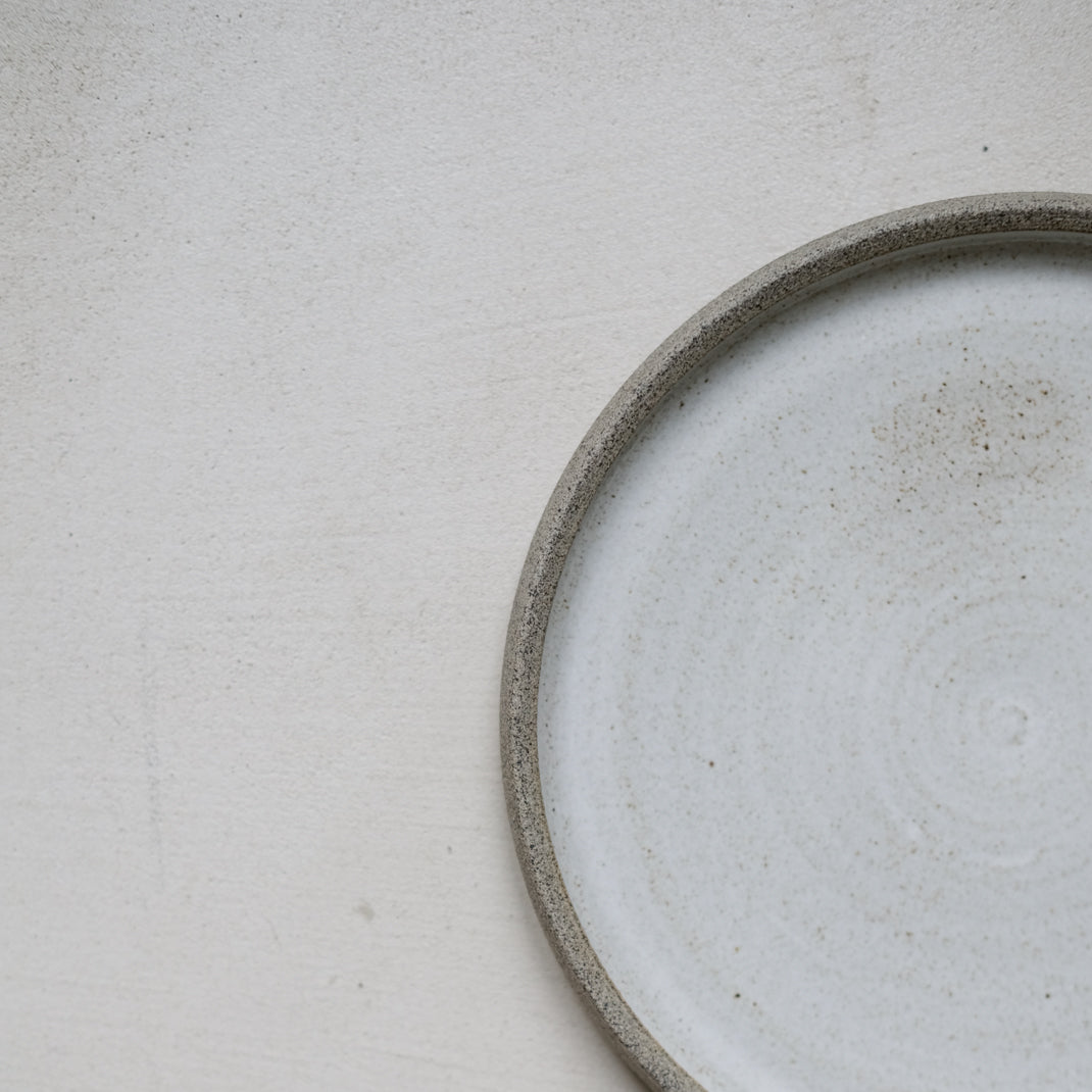 Assiette en grès gris de Kim Verbeke chez Brutal Ceramics
