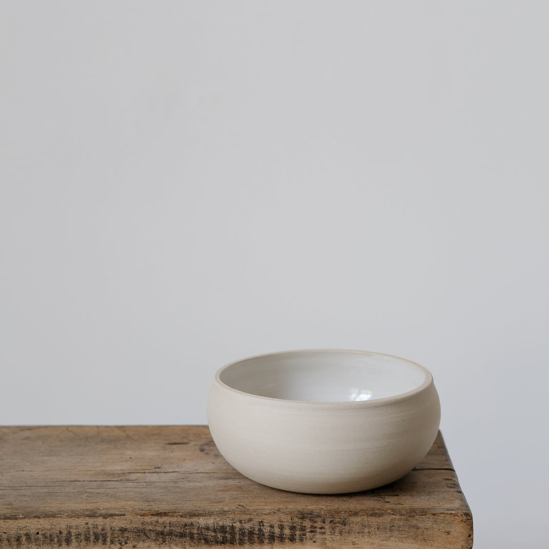 Bol en grès beige par Kim Verbeke chez Brutal Ceramics