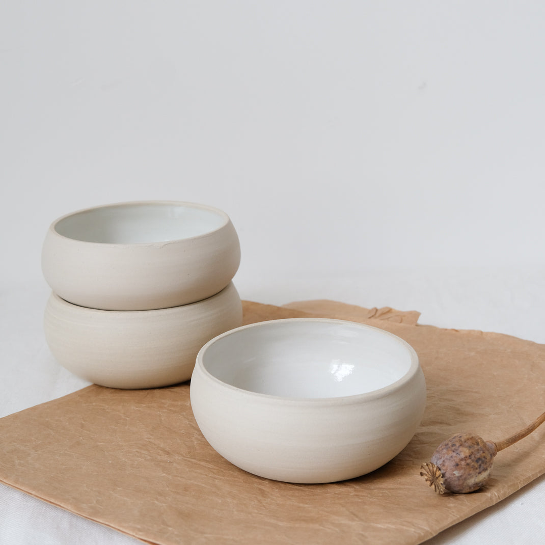 Bol en grès beige par Kim Verbeke chez Brutal Ceramics