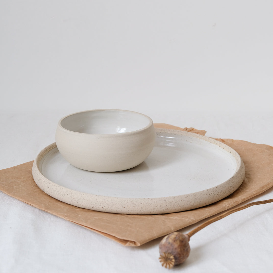 Assiette en grès beige par Kim Verbeke chez Brutal Ceramics