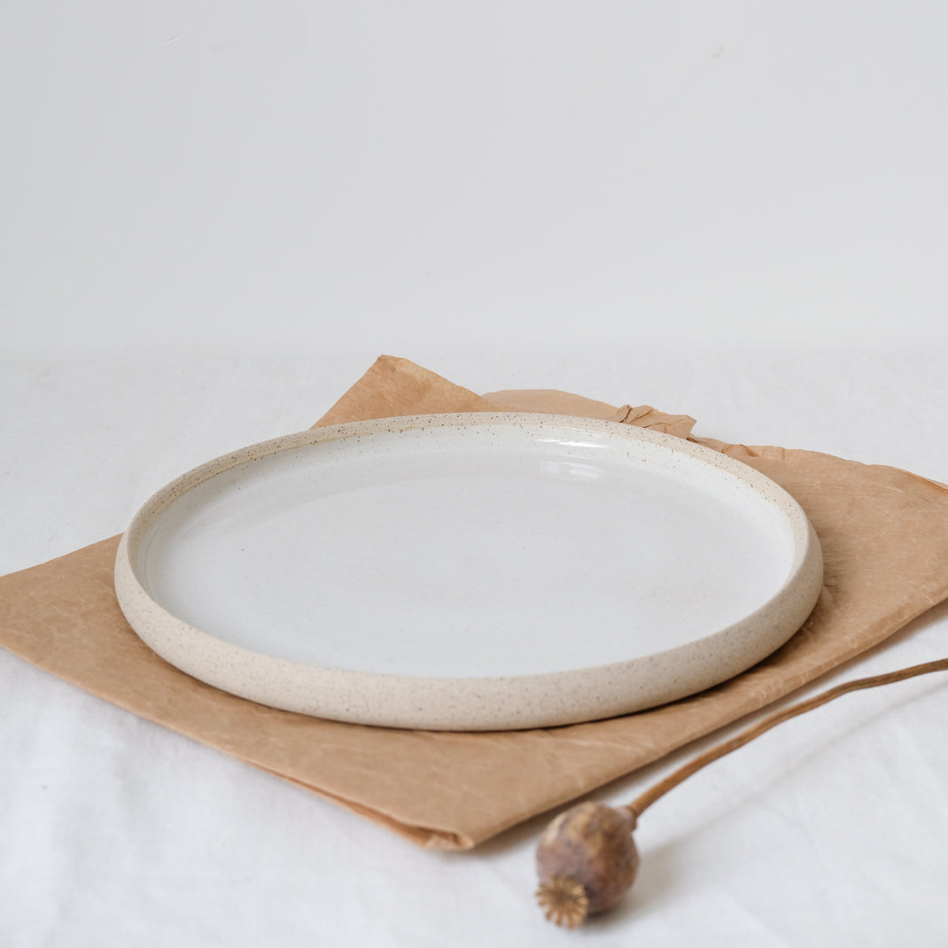 Assiette en grès beige par Kim Verbeke chez Brutal Ceramics