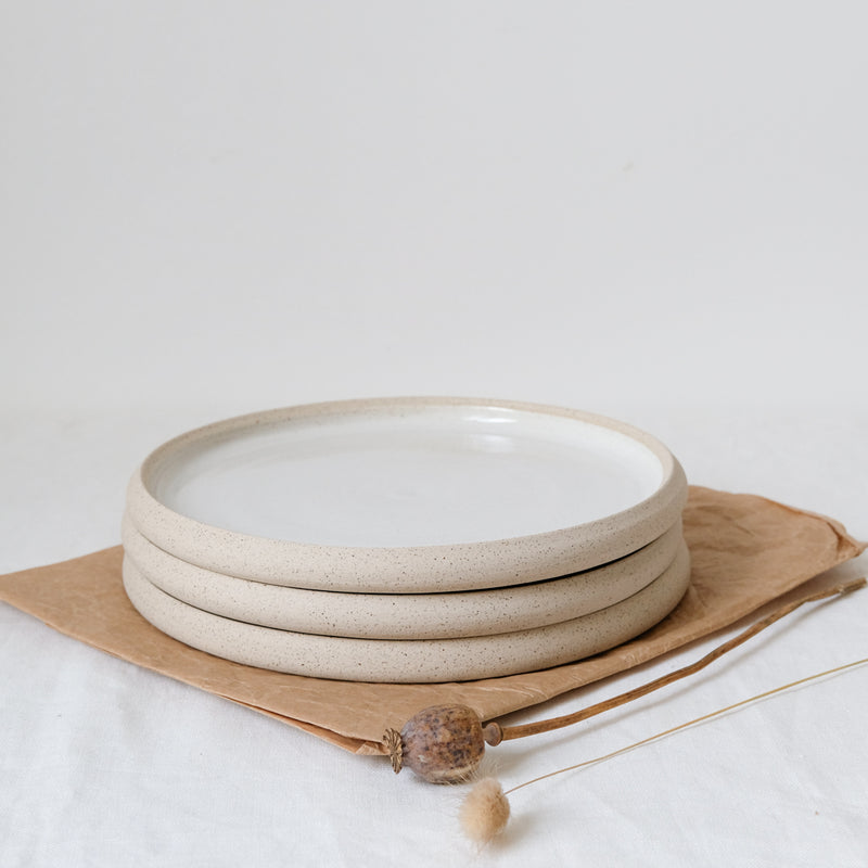 Assiette en grès beige par Kim Verbeke chez Brutal Ceramics