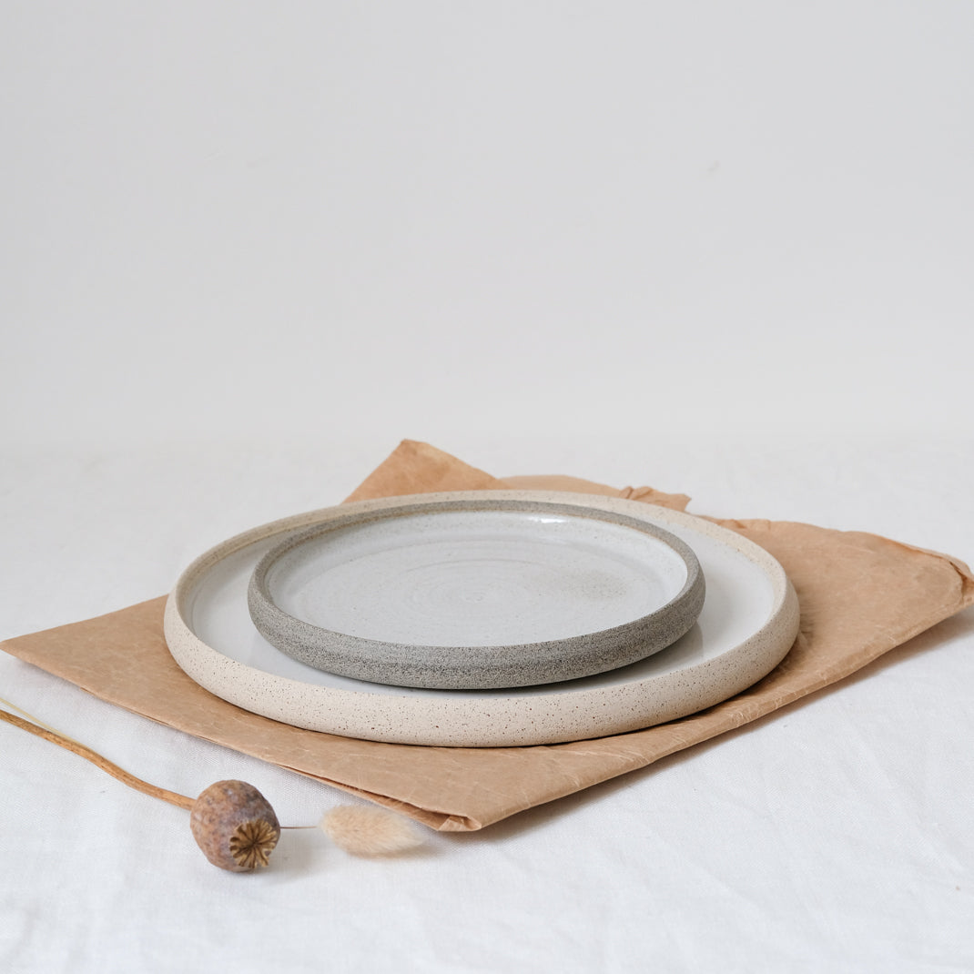 Assiette en grès gris de Kim Verbeke chez Brutal Ceramics