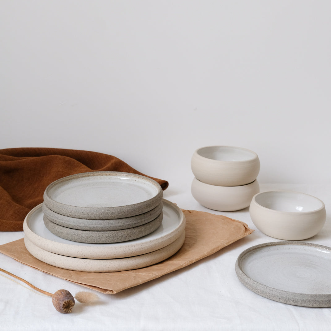 Assiette en grès beige par Kim Verbeke chez Brutal Ceramics