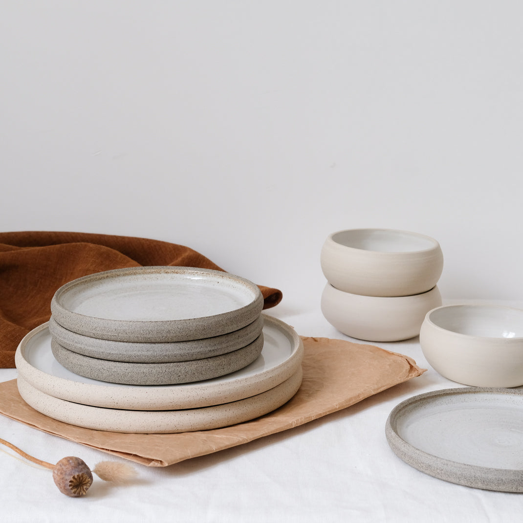 Assiette en grès gris de Kim Verbeke chez Brutal Ceramics