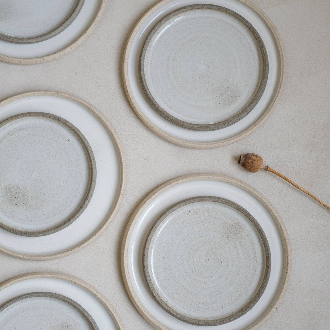 Assiette en grès gris de Kim Verbeke chez Brutal Ceramics