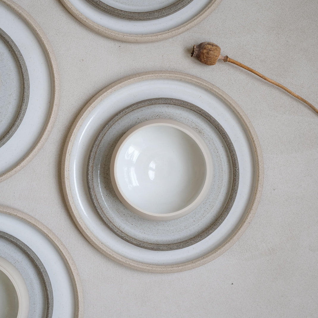 Assiette en grès gris de Kim Verbeke chez Brutal Ceramics