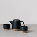 Tasse en porcelaine noire de Kinto chez Brutal Ceramics