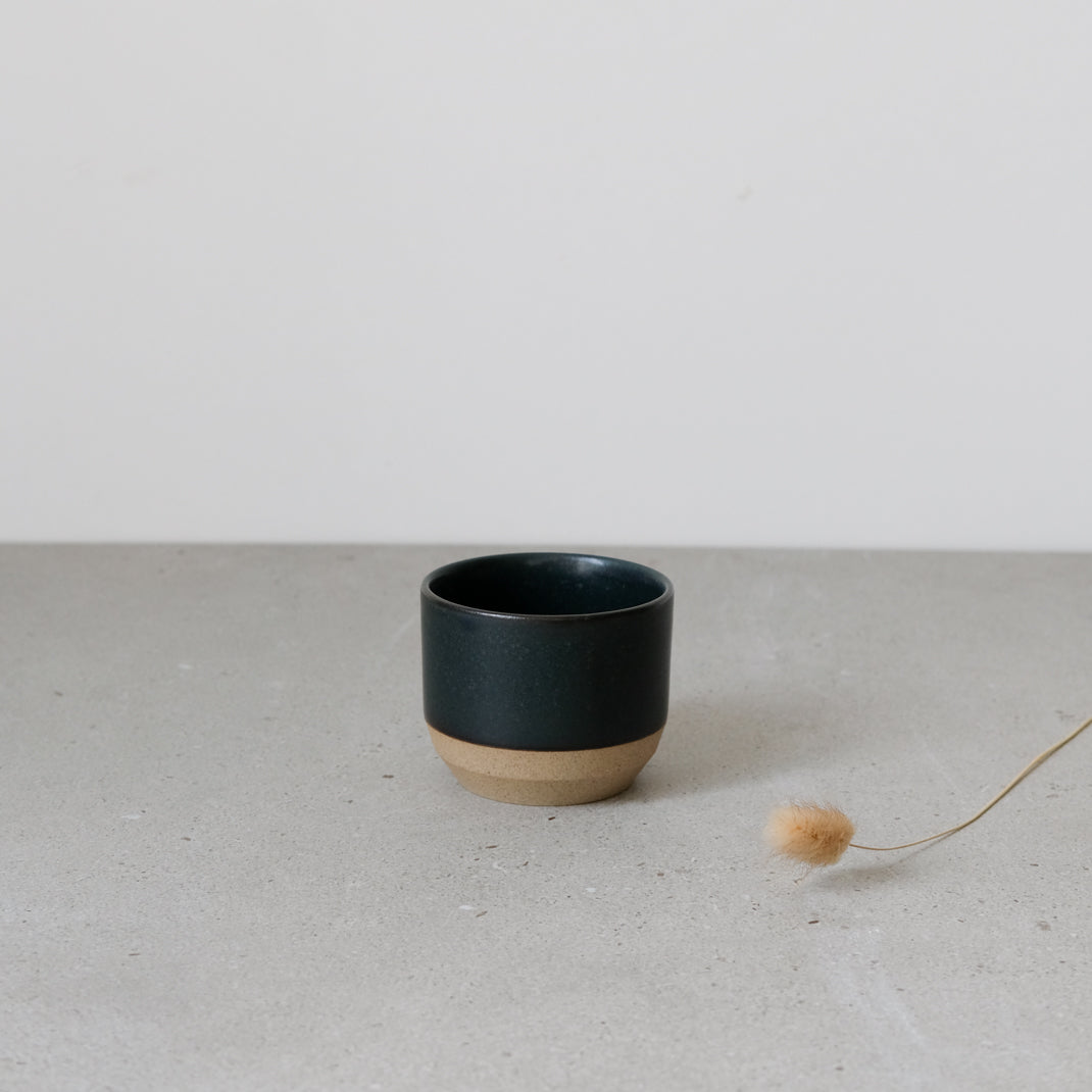 Tasse en porcelaine noire de Kinto chez Brutal Ceramics