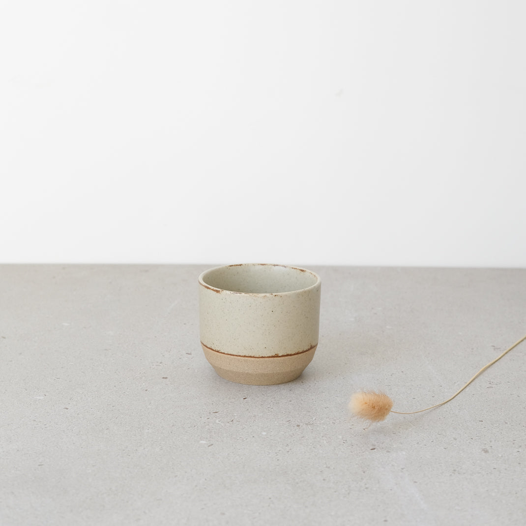 Tasse en porcelaine beige de Kinto chez Brutal Ceramics