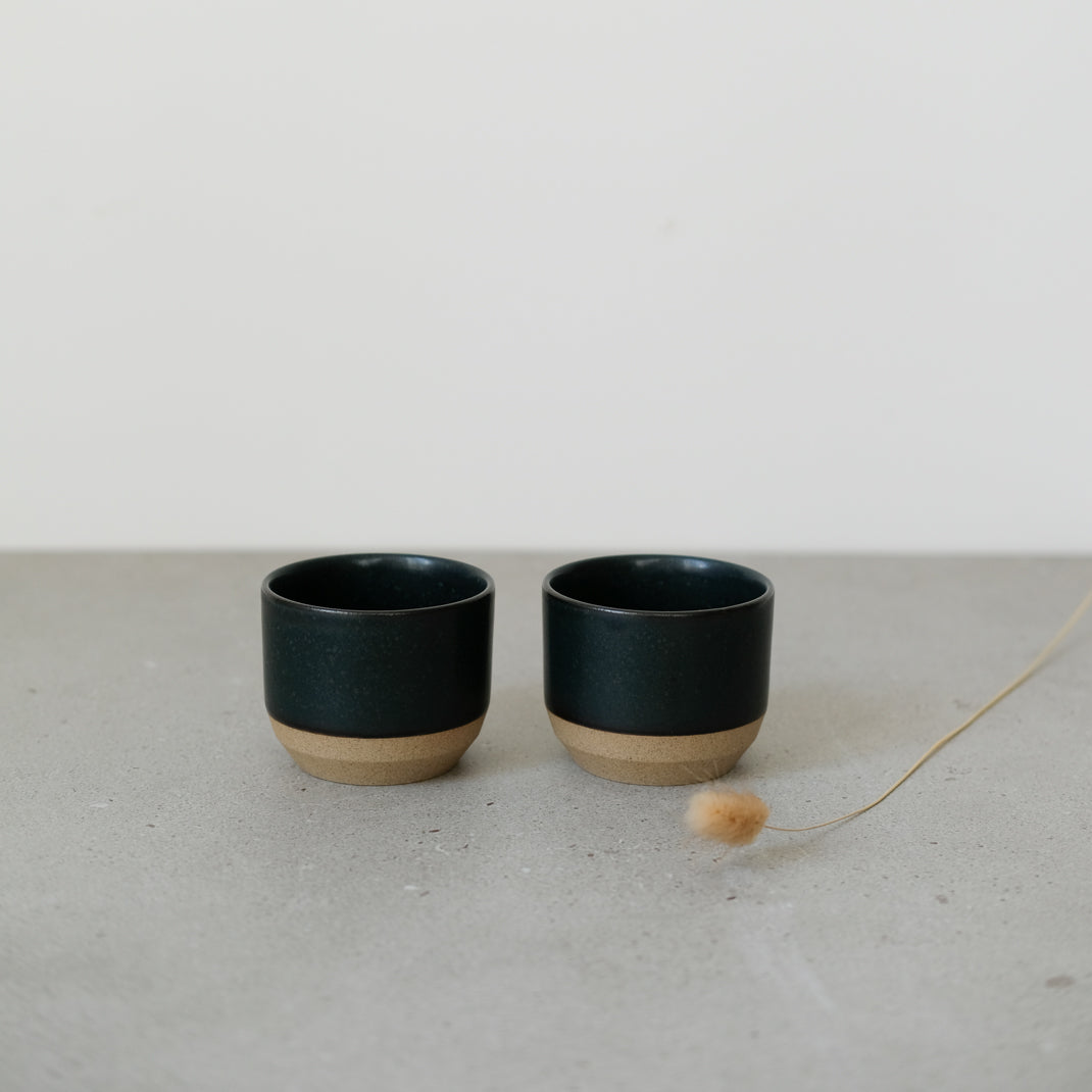 Tasse en porcelaine noire de Kinto chez Brutal Ceramics