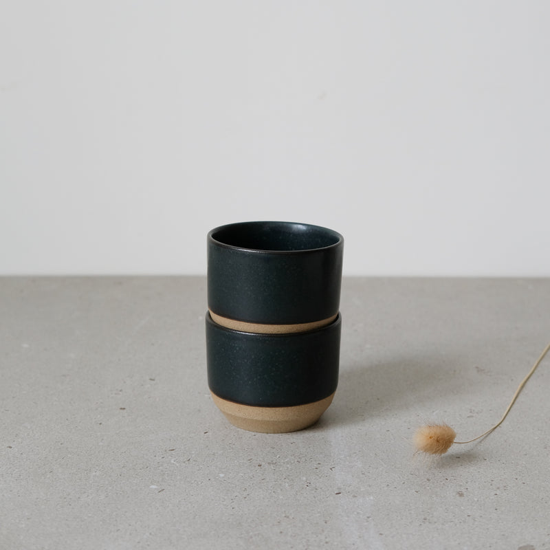Tasse en porcelaine noire de Kinto chez Brutal Ceramics