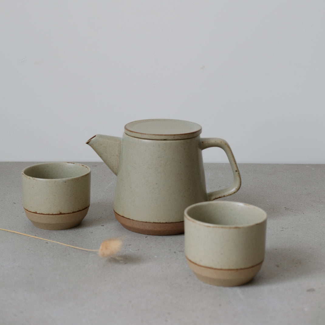 Tasse en porcelaine beige de Kinto chez Brutal Ceramics