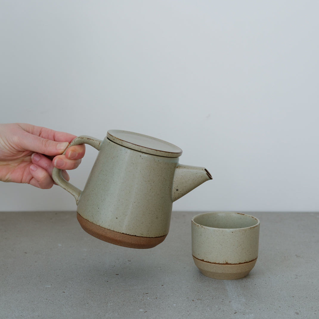 Tasse en porcelaine beige de Kinto chez Brutal Ceramics