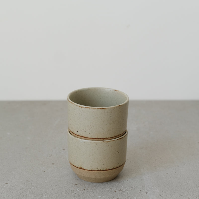 Tasse en porcelaine beige de Kinto chez Brutal Ceramics