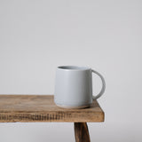 Mug en porcelaine gris par Kinto chez Brutal Ceramics