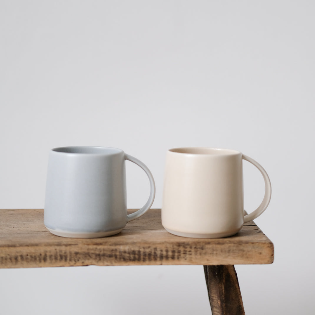 Mug en porcelaine gris par Kinto chez Brutal Ceramics