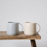 Mug en porcelaine beige par Kinto chez Brutal Ceramics