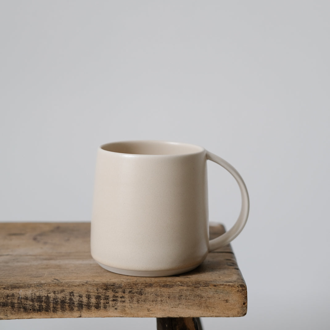 Mug en porcelaine beige par Kinto chez Brutal Ceramics