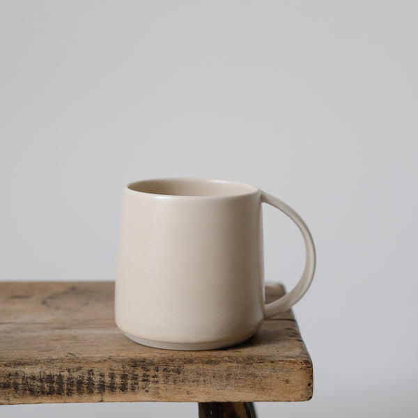 Mug en porcelaine beige par Kinto chez Brutal Ceramics
