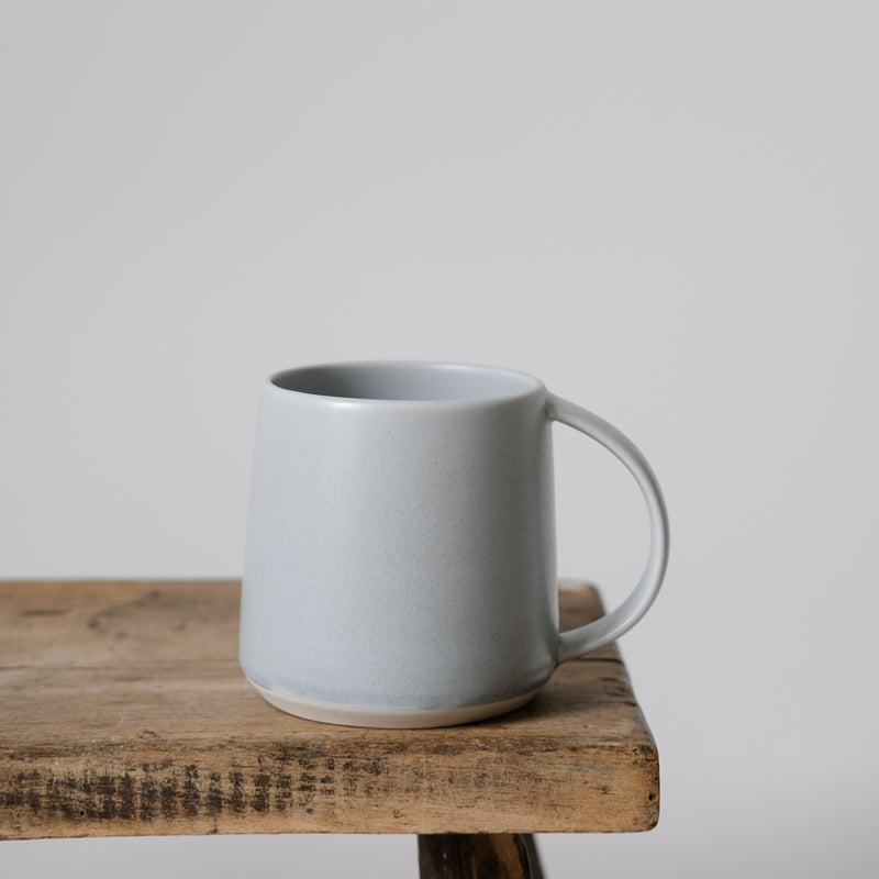 Mug en porcelaine gris par Kinto chez Brutal Ceramics