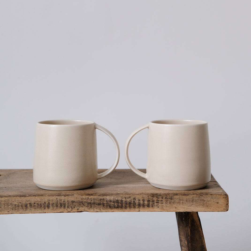 Mug en porcelaine beige par Kinto chez Brutal Ceramics