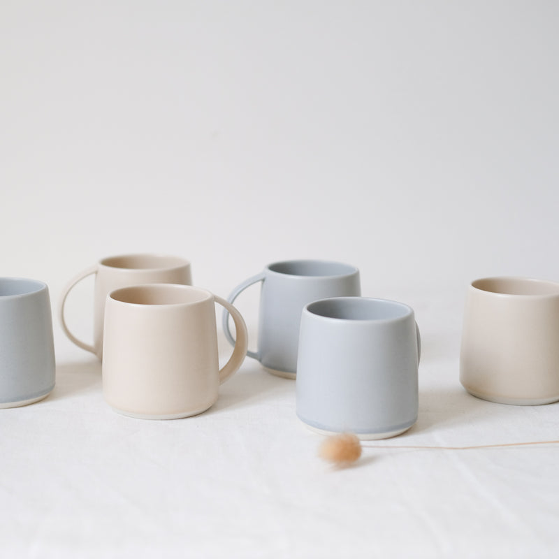Mug en porcelaine beige par Kinto chez Brutal CeramicsMug en porcelaine beige par Kinto chez Brutal Ceramics