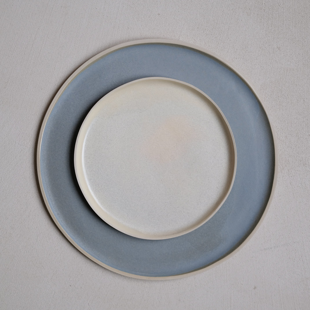 Assiette en grès de Laurette Broll chez Brutal Ceramics