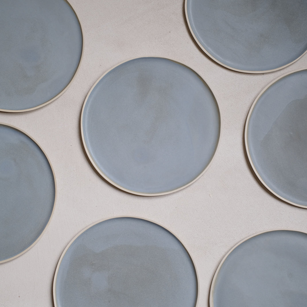 Assiette en grès de Laurette Broll chez Brutal Ceramics