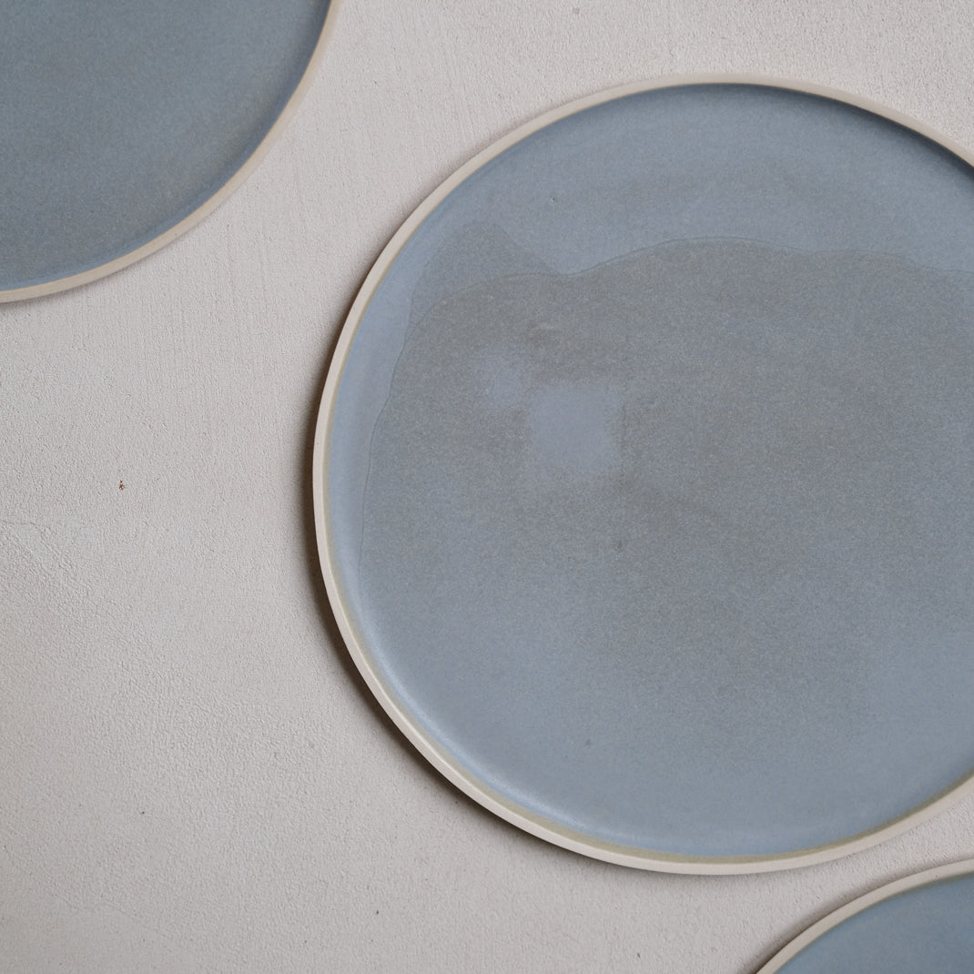 Assiette en grès de Laurette Broll chez Brutal Ceramics