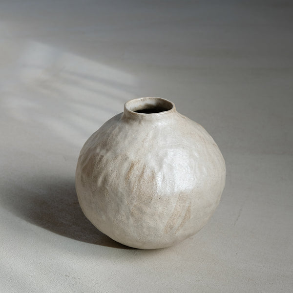 Vase en grès par Lola Moreau chez Brutal Ceramics