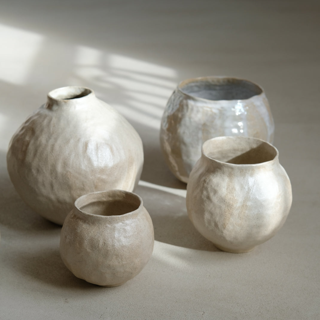 Vase en grès par Lola Moreau chez Brutal Ceramics
