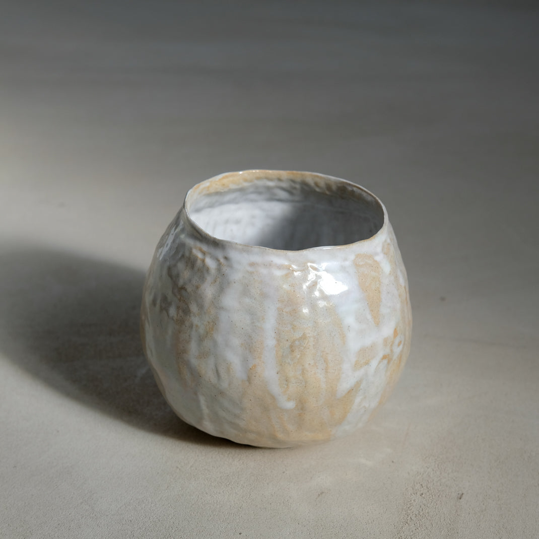 Vase en grès par Lola Moreau chez Brutal Ceramics