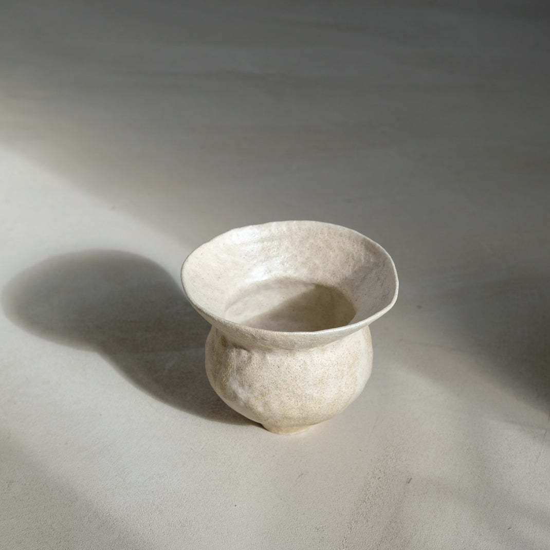 Vase en grès par Lola Moreau chez Brutal Ceramics