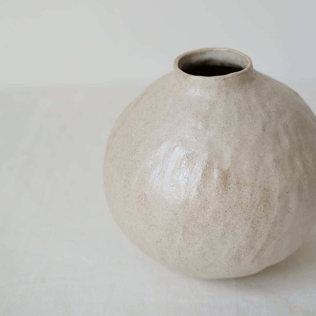 Vase en grès par Lola Moreau chez Brutal Ceramics