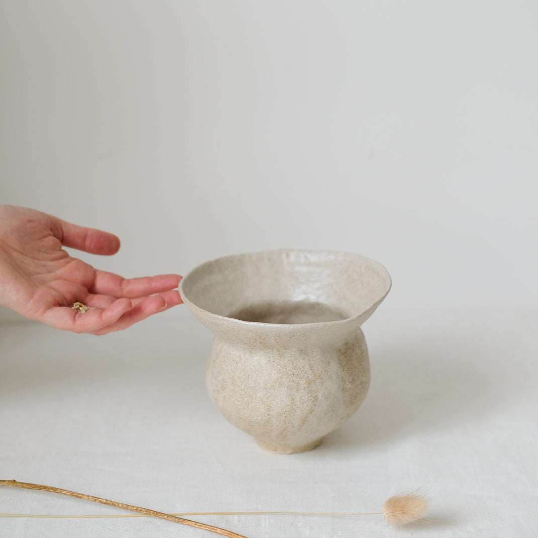 Vase en grès par Lola Moreau chez Brutal Ceramics