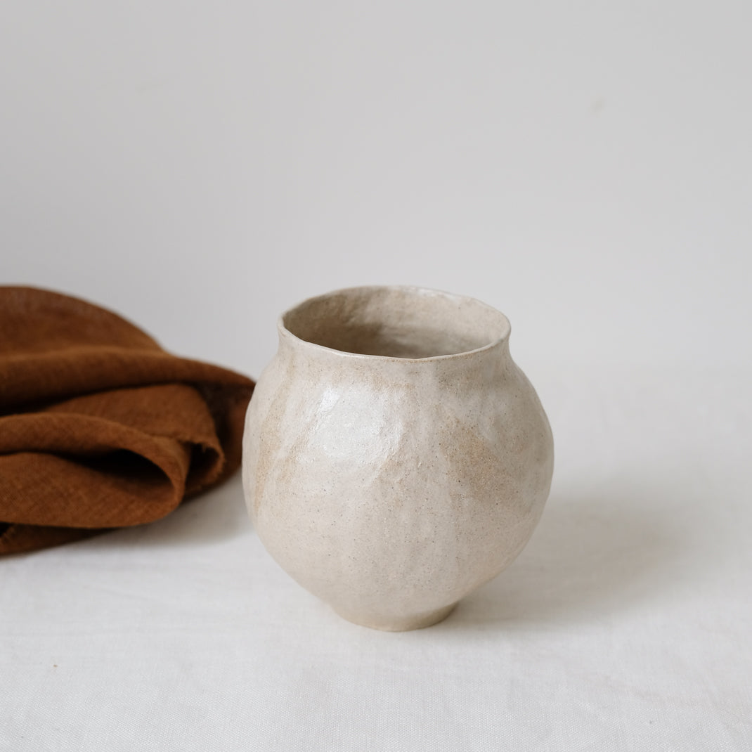 Vase en grès par Lola Moreau chez Brutal Ceramics