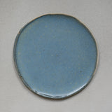 Assiette bleue en grès blanc de Lola Moreau chez Brutal Ceramics