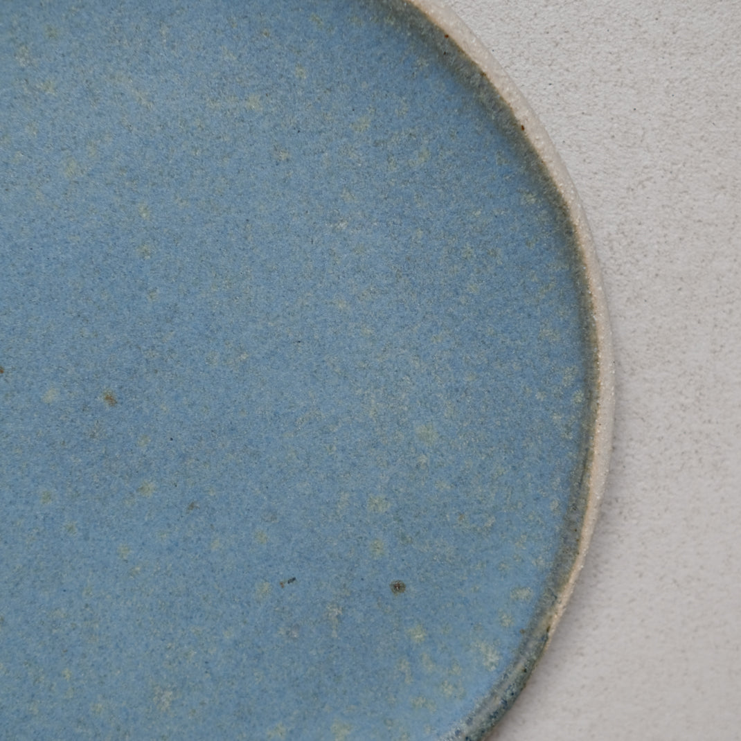 Assiette bleue en grès blanc de Lola Moreau chez Brutal Ceramics