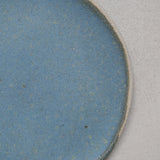 Assiette bleue en grès blanc de Lola Moreau chez Brutal Ceramics