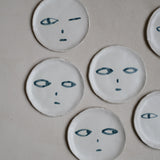 Les assiettes visages de Madoka Rindal chez Brutal Ceramic