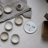 Les assiettes visages de Madoka Rindal  chez Brutal Ceramics