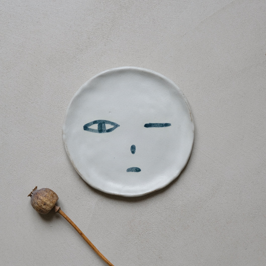 Les assiettes visages de Madoka Rindal  chez Brutal Ceramics