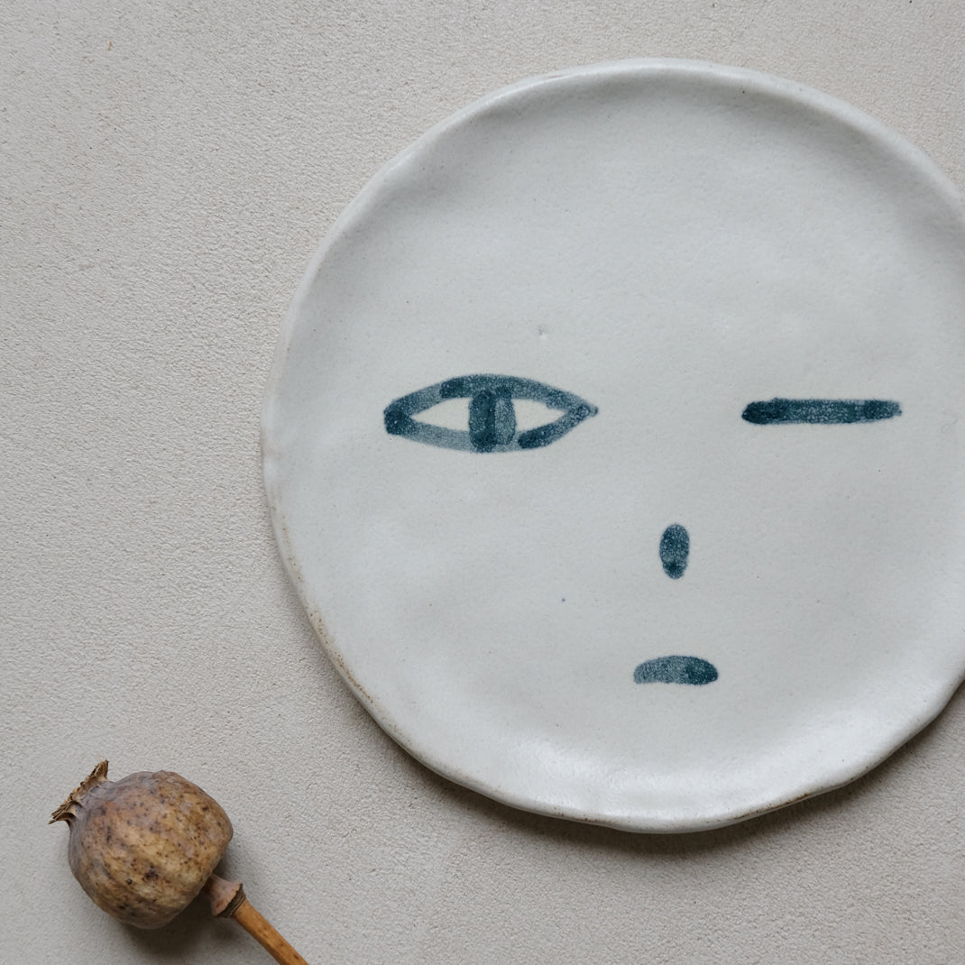 Les assiettes visages de Madoka Rindal  chez Brutal Ceramics
