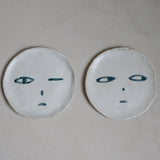 Les assiettes visages de Madoka Rindal  chez Brutal Ceramics
