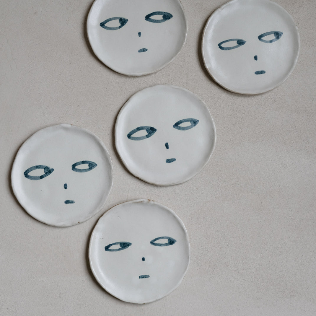 Les assiettes visages de Madoka Rindal  chez Brutal Ceramics