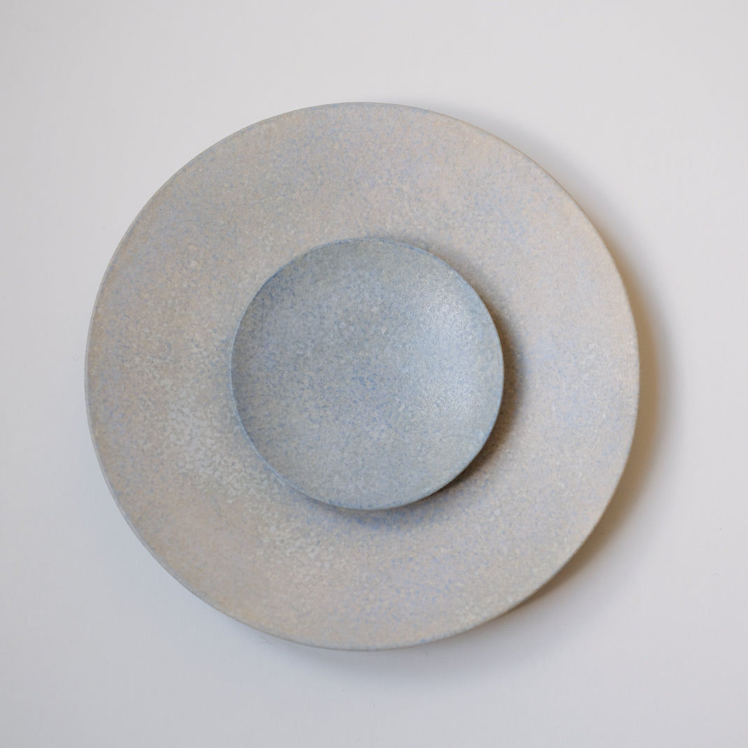 Assiette bleue grise du céramiste japonais Makoto Saito chez Brutal Ceramics